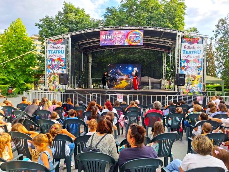Festivalul de Teatru pentru copii MIMESIS FEST în plină desfășurare! Piața „Mihai Viteazul” din Târgoviște s-a umplut de bucurie, culoare și personaje de poveste în prima zi a festivalului                 veste