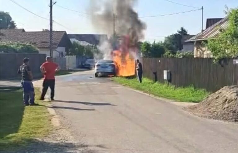 Alertă într-o comună din Dâmbovița, după ce o mașină a fost cuprinsă de flăcări sub privirile localnicilor!