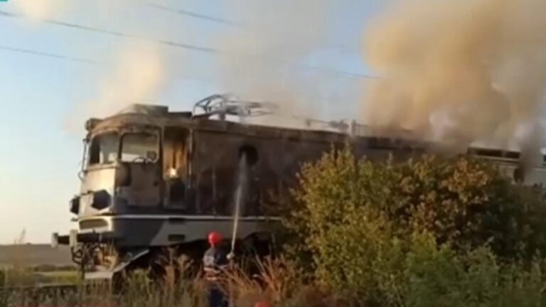 Panică la Titu după ce o locomotivă a luat foc! Intervenție de urgență a pompierilor