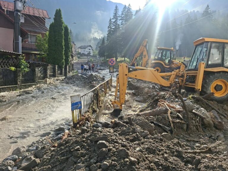 Valea Prahovei, după potop: Apele s-au retras, dar urmele dezastrului sunt peste tot. Sprijin oferit și de pompierii dâmbovițeni
