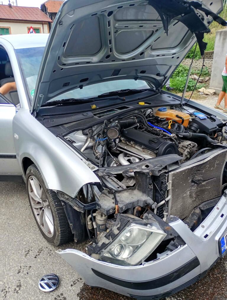 Clipe dramatice pe Valea Dâmboviței după impactul dintre două autoturisme! Bătrână de 74 de ani, transportată de urgență la spital