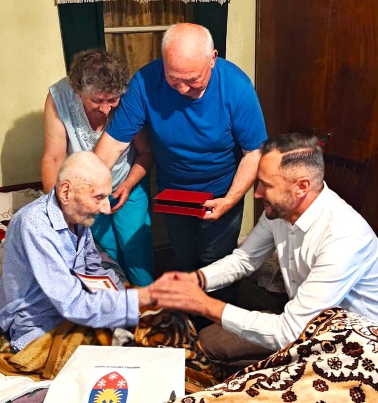 Un secol de viață, o lecție de demnitate! Unul dintre cei mai respectați găeșteni, sărbătorit la centenar de autorități.  „100 de ani de viață merită respectul și recunoștința întregului oraș”