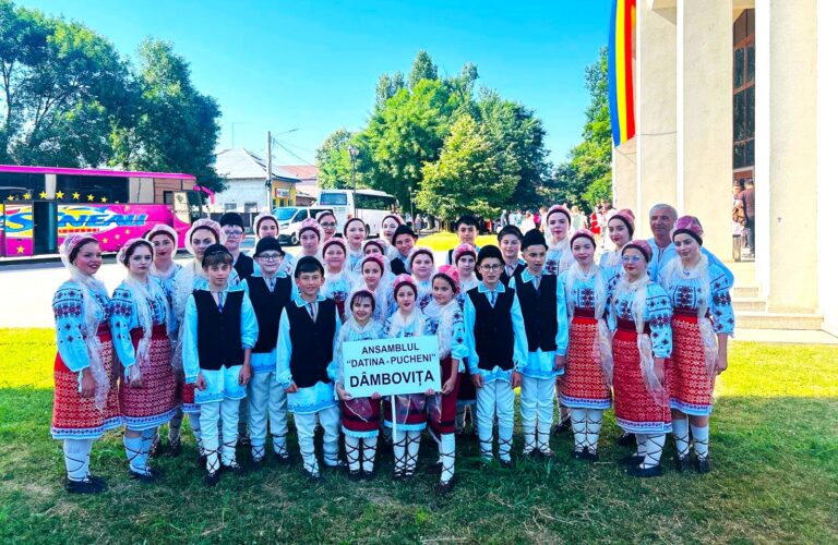 Au strălucit și pe scena din Oltenița! Copiii Ansamblului de dansuri populare „Datina” – Pucheni, premii importante la Festivalul-Concurs Interjudețean de Folclor, Tradiții și Obiceiuri „Plaiuri Dunărene”