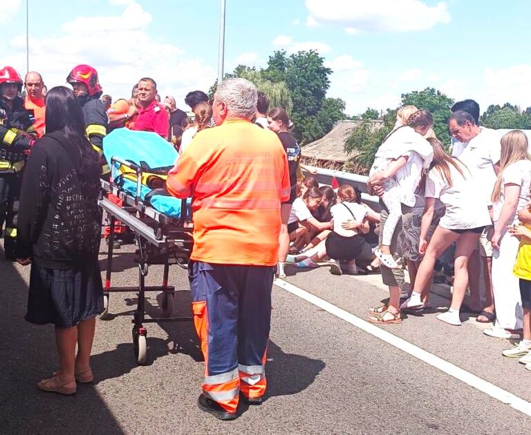Scene de coșmar după impactul cumplit dintre un autocar și un autocamion! 16 persoane, dintre care patru copii, au ajuns la spital pentru îngrijiri medicale. A fost activat Planul Roșu de Intervenție
