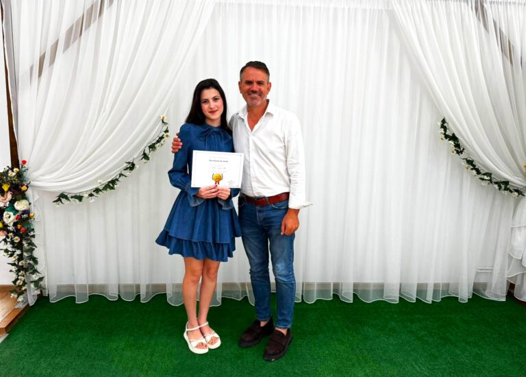 După faptă și răsplată! Eleva de 10 la Bacalaureat din Picior de Munte, premiată de Primăria Dragodana. „Așteptăm cât mai mulți elevi din comună să-i calce pe urme”