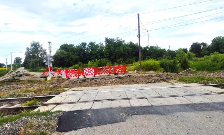 Gata cu denivelările și cu riscurile! Trecerea la nivel cu calea ferată din Mătăsaru va fi modernizată