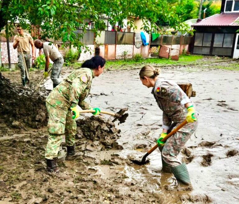 Dezastru în orașul Bușteni după furia naturii! Militarii au sărit în ajutorul cetățenilor afectați de viitura devastatoare. „Nu există program atunci când oamenii au nevoie de ajutor”