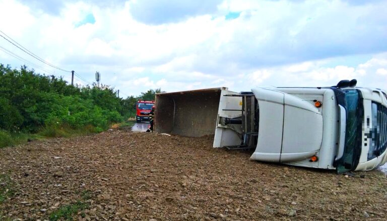 S-a răsturnat cu autobasculanta încărcată cu pietriș! Șoferul a fost transportat la spital pentru îngrijiri medicale
