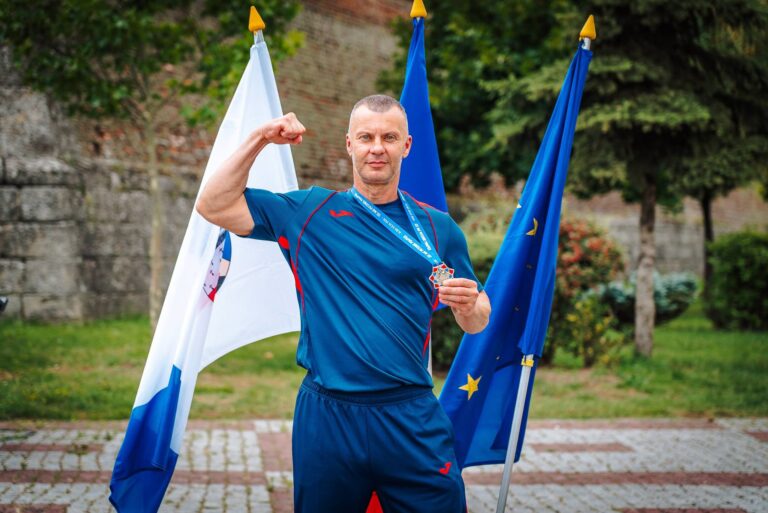 A înfruntat cele mai grele probe! Un pompier din Dâmbovița s-a luptat pentru titlul de „Cel mai puternic pompier” al României