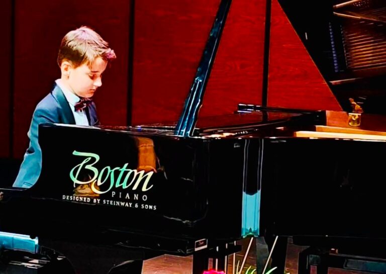 Din clasa a II-a pe marile scene ale Europei! Premiul I la Viena pentru tânărul pianist dâmbovițean Luca Jecu. A fost invitat să concerteze la Gala marilor laureați