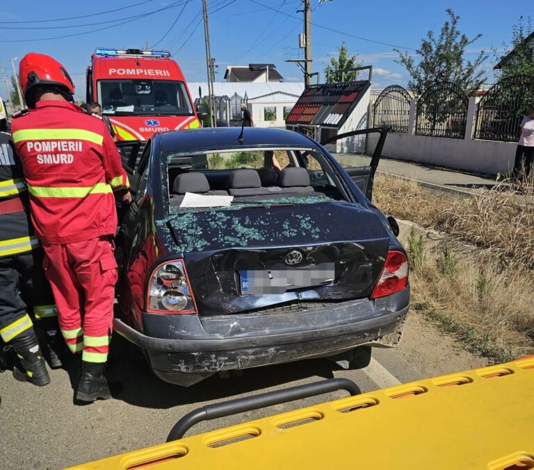 Clipe dramatice pentru un șofer și un pasager, după impactul cumplit dintre două autoturisme! Victimele, transportate de urgență la UPU Târgoviște