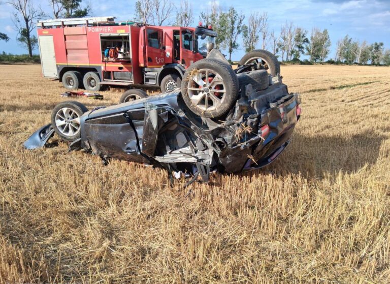 Impact devastator cu un TIR! Mașină răsturnată pe câmp, iar doi tineri au fost transportați de urgență la spital. A fost solicitat elicopterul SMURD pentru a prelua una din victime