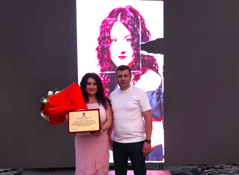 Excelența s-a premiat și la Gura Ocniței! Eleva de 10 la Bacalaureat, recompensată de administrația locală