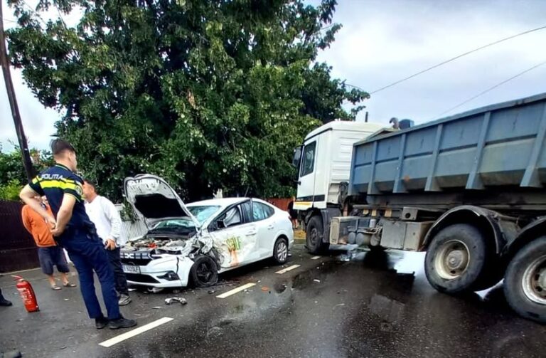 Clipe dramatice în Lazuri! Impact violent între două autoturisme și un autocamion. Un bărbat a ajuns la spital