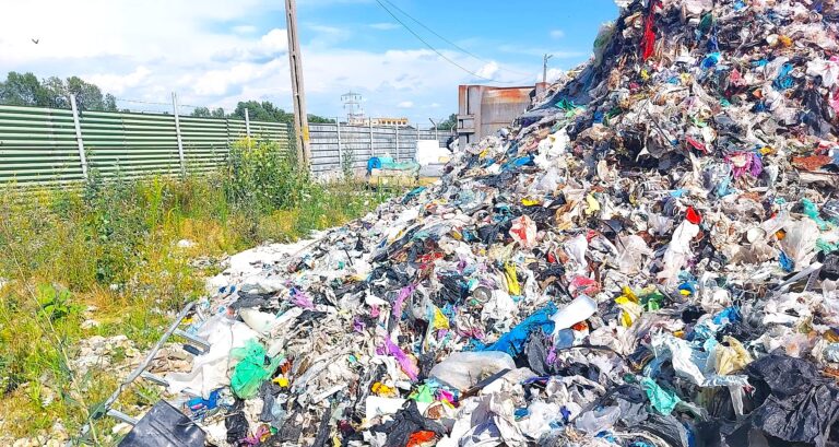 Control cu final usturător! Nereguli grave la un depozit de compost din Dâmbovița. Garda de Mediu a aplicat o amendă de 80.000 de lei