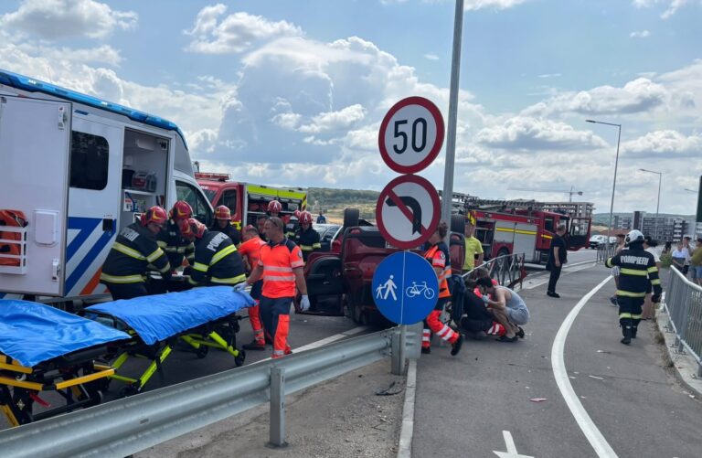 Momente de coșmar pe șoseaua de centură! Un copil și o femeie, încarcerați în urma unui accident grav produs între două mașini