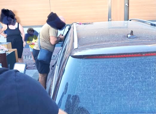 Clipe de coșmar la Pitești! Bebeluș rămas blocat într-o mașină încinsă, salvat în ultima clipă de polițiștii locali