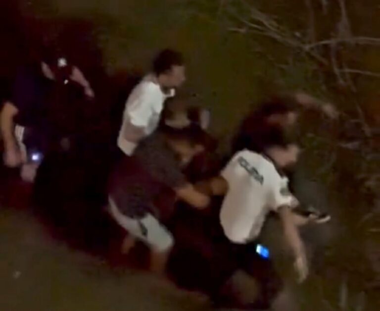 Adolescentă de 15 ani, salvată în ultima clipă după ce s-a aruncat de pe un pod în râu! Un polițist a intrat în apă fără să stea pe gânduri. „Un gest de curaj și implicare”