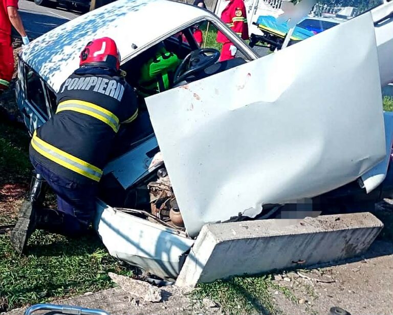 A sfârșit într-un cap de pod, în urma unui accident devastator! Alte două persoane au ajuns la spital după o clipă de neatenție la volan