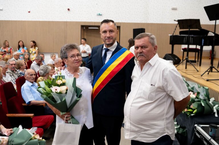 Emoție și recunoștință la Zilele Orașului Găești! Cuplurile care au împlinit 50 și 60 de ani de căsnicie, premiate în aplauzele comunității. ,,Acești oameni minunați ne oferă tuturor o lecție vie de respect, echilibru și devotament”