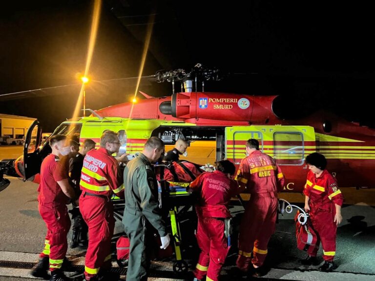 Misiune contracronometru pentru salvarea unei tinere de 18 ani ! Aflată în stare critică, victima a fost transportată în premieră cu un Black Hawk către centrul ECMO de la Floreasca