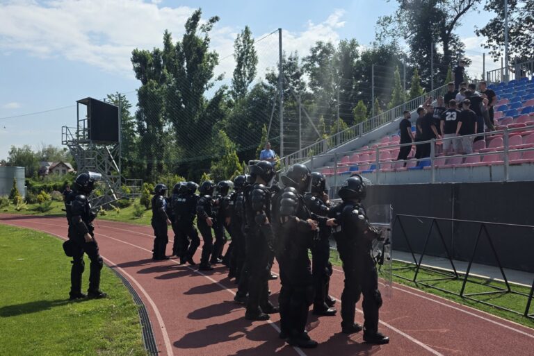 Intervenție în forță pe stadionul ,,Eugen Popescu” din Târgoviște! Exercițiu spectaculos al jandarmilor pentru evacuarea huliganilor