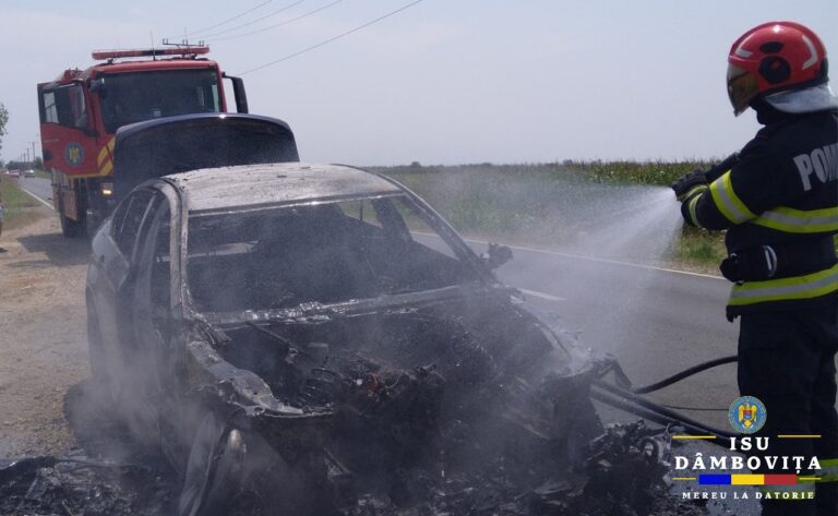 O mașină a luat foc și a ars ca o torță în Dâmbovița! Intervenție de urgență a pompierilor