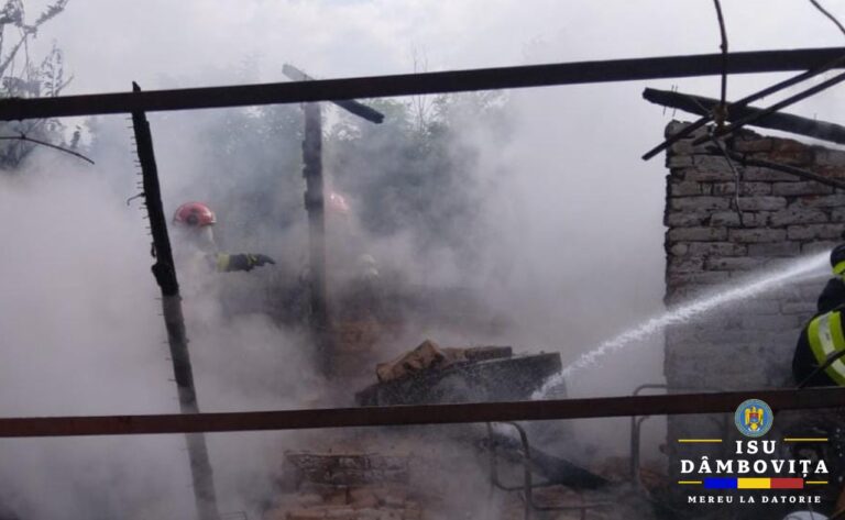 Panică într-un sat din Dâmbovița! Anexă gospodărească, distrusă de un incendiu violent. S-a intervenit cu trei autospeciale pentru stingerea flăcărilor