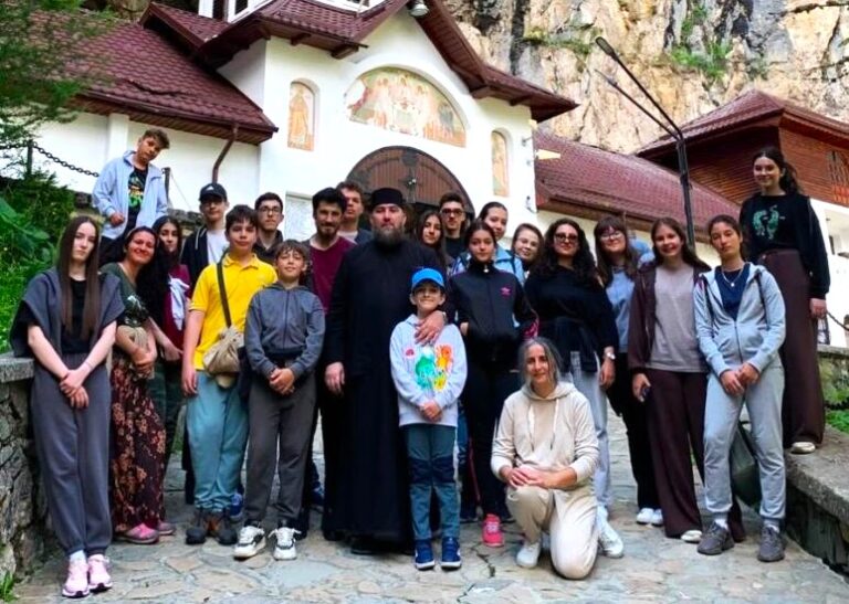 Performanță răsplătită prin educație și spiritualitate de Arhiepiscopia Târgoviștei! Peste 40 de elevi meritoși, recompensați cu tabere de vară la Mănăstirea Peștera Ialomiței