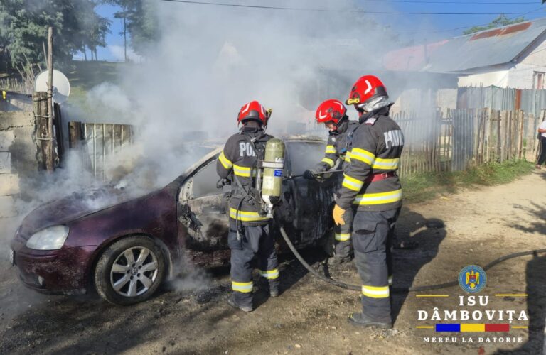 Mașină mistuită de flăcări în Dâmbovița! Bărbat transportat de urgență la spital după ce a făcut atac de panică
