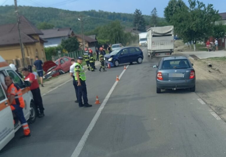 Dramatism pe o șosea din Dâmbovița! Șoferiță, transportată de urgență la spital după impactul dintre două autoturisme