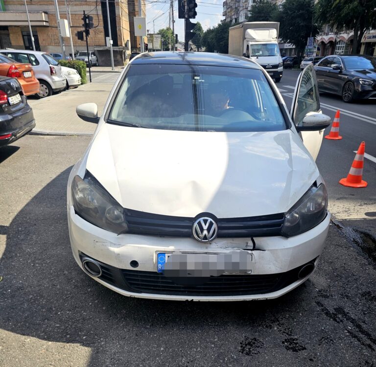 Accident cu trei mașini în Târgoviște! O femeie a ajuns la spital, iar un tânăr de 27 ani e vinovat de producerea coliziunii