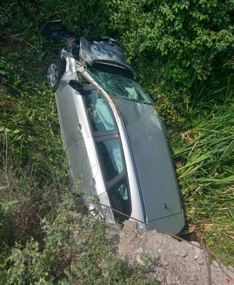 Accident cumplit în Dâmbovița! O șoferiță și doi copii au scăpat ca prin minune după ce au plonjat cu mașina într-un șanț