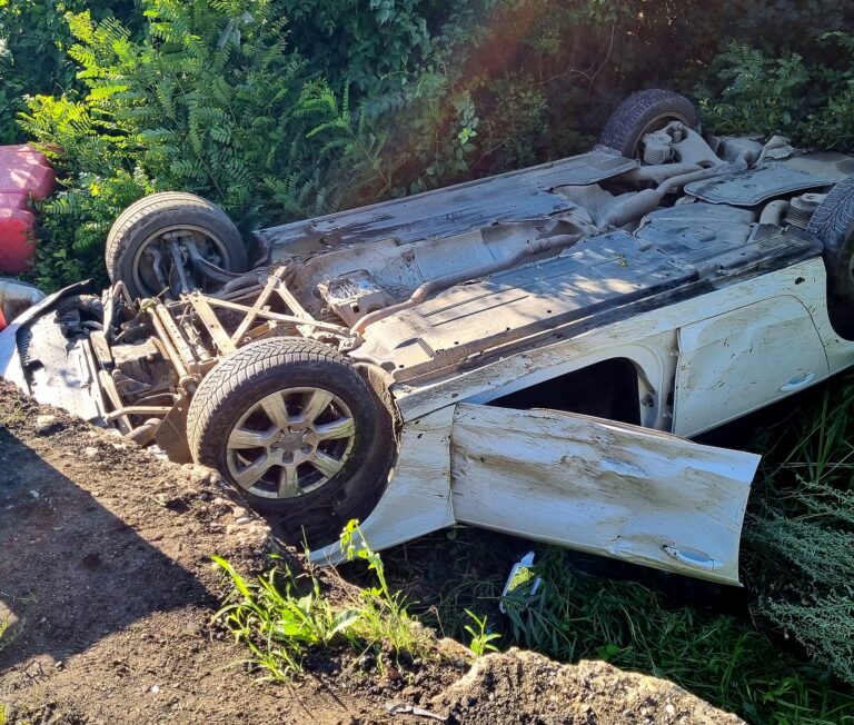Clipe de groază la Priseaca, după ce o mașină s-a răsturnat într-un canal! Șoferul de 75 de ani a scăpat ca prin minune