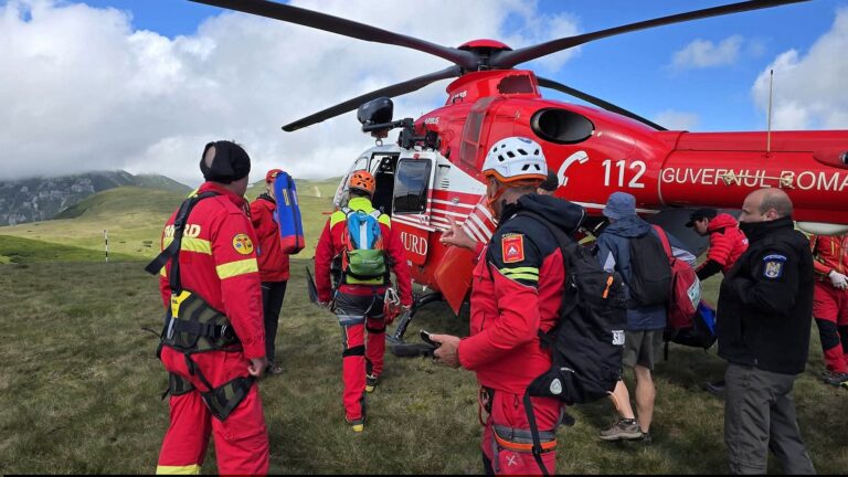 Trei intervenții dramatice într-o singură zi în Bucegi! Un turist și-a pierdut viața, iar două femei au fost salvate cu elicopterul SMURD