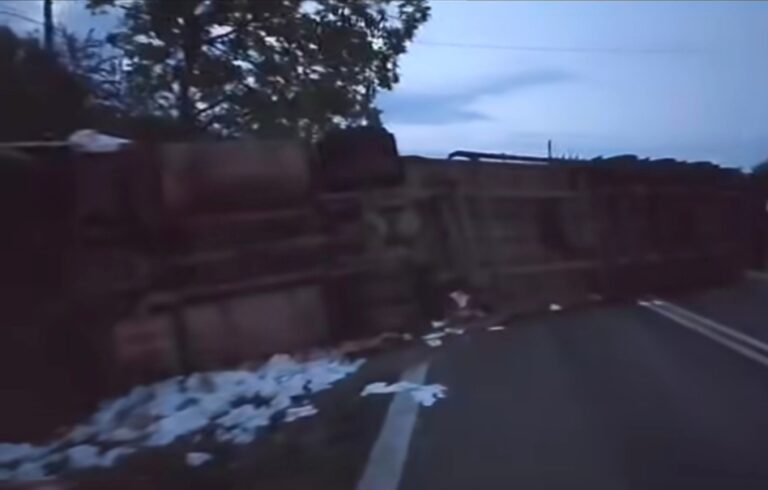 TIR încărcat cu hârtie igienică, răsturnat după impactul violent cu un autoturism! Un șofer de 24 de ani, vinovat pentru producerea accidentului. Traficul rutier, blocat pe Valea Oltului