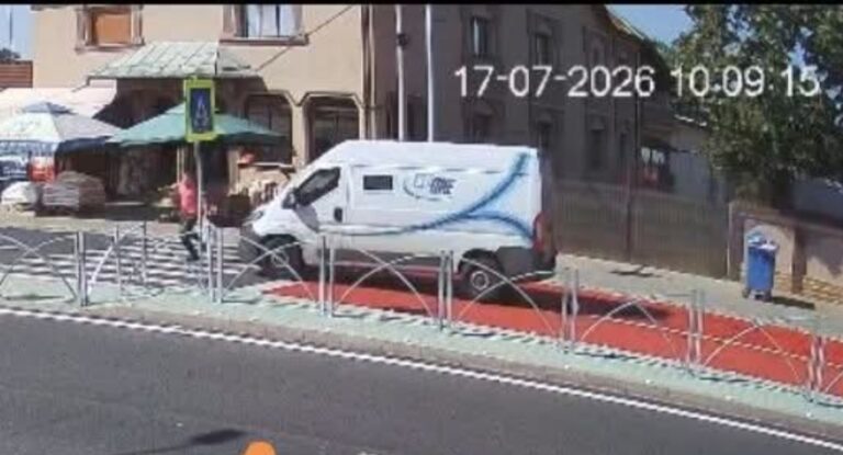 La un pas de moarte! Bărbat din Dâmbovița, spulberat de o dubă pe trecerea de pietoni. Pietonul a fost proiectat pe asfalt în urma impactului cumplit