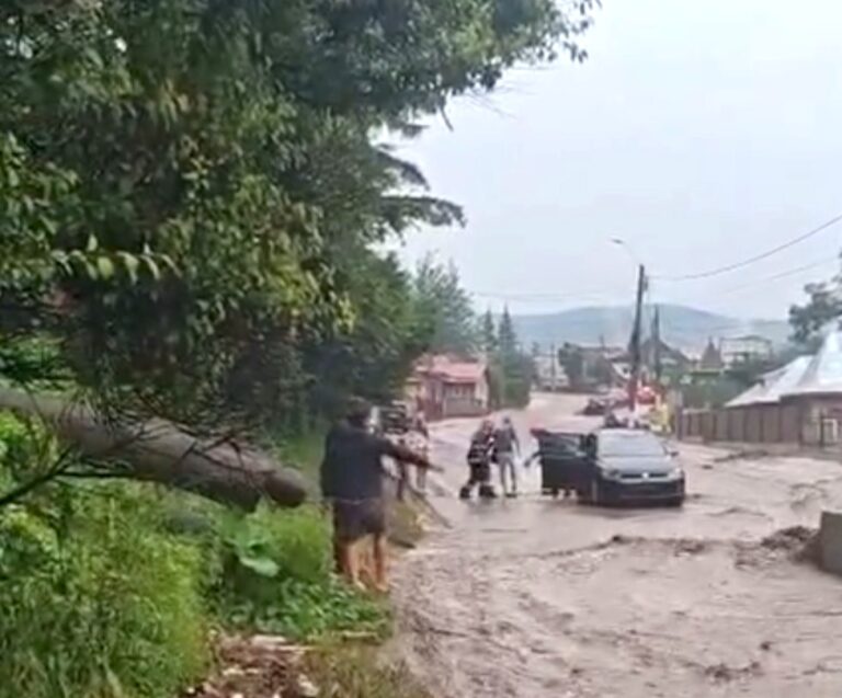 Viitura a făcut prăpăd în Bușteni! Femeie salvată în ultima clipă, oameni blocați în mașini și case