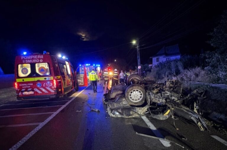 La un pas de moarte după un accident devastator! Mașină ruptă în două ce s-a izbit violent de un cap de pod! Șoferul extras dintre fiarele contorsionate în stare de semiconștiență