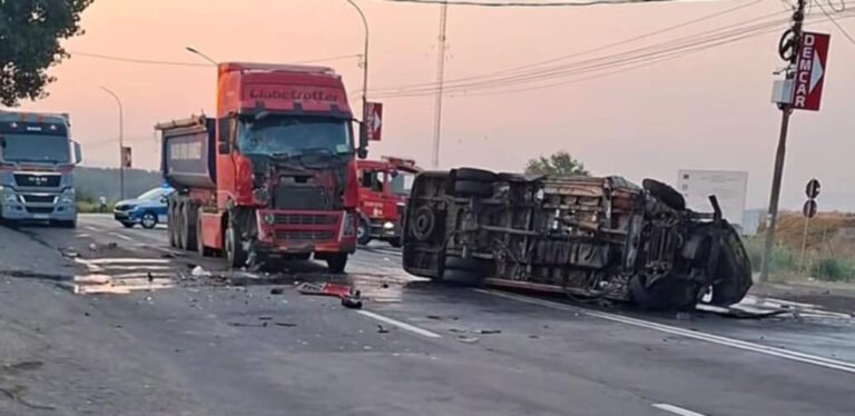 Accident îngrozitor la primele ore ale dimineții! Un microbuz a luat foc după impactul cu un autocamion. Un șofer și un pasager, transportați de urgență la spital. Unul dintre șoferi era beat