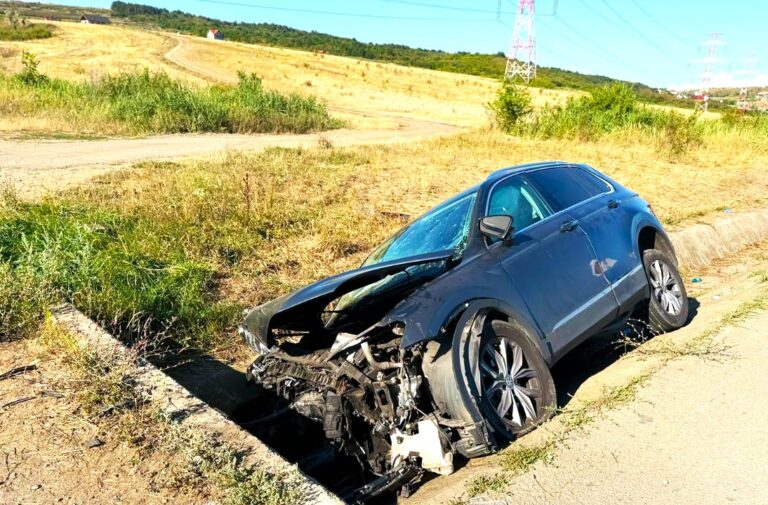 Impact devastator cu un cap de pod! O fetiță de 9 ani și-a pierdut viața, iar șoferița și alți doi copii au ajuns în stare gravă la spital