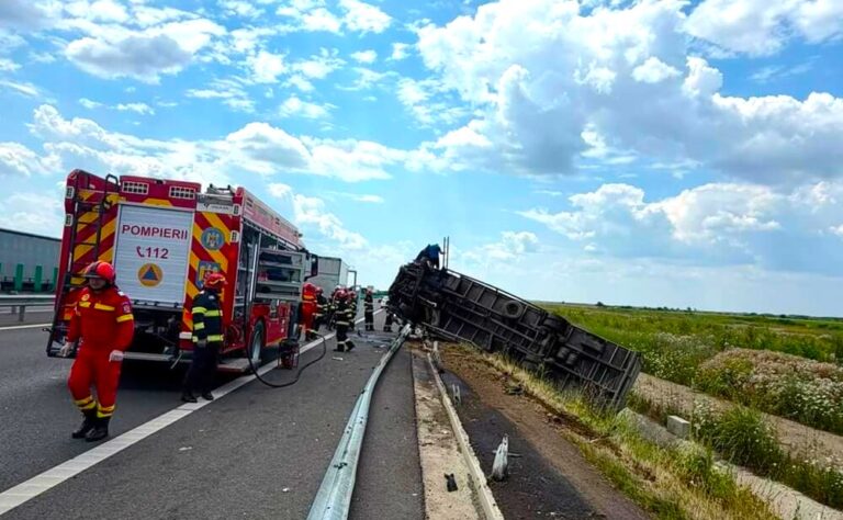 Momente de groază pe autostradă! Un copil de 5 ani și trei adulți, de urgență la spital după ciocnirea dintre un autoturism și un TIR încărcat cu paleți. Autocamionul s-a răsturnat în urma impactului