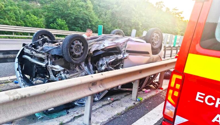 Durere fără margini pe A1 la primele ore ale dimineții! O fetiță de doar 5 ani și-a pierdut viața, iar mama și frățiorul ei au ajuns la spital de urgență. Mașina în care se aflau a ajuns un morman de fiare după ce s-a răsturnat