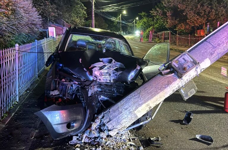 Tragedie în miez de noapte! Un șofer de 43 de ani a murit după impactul nimicitor cu un stâlp de beton