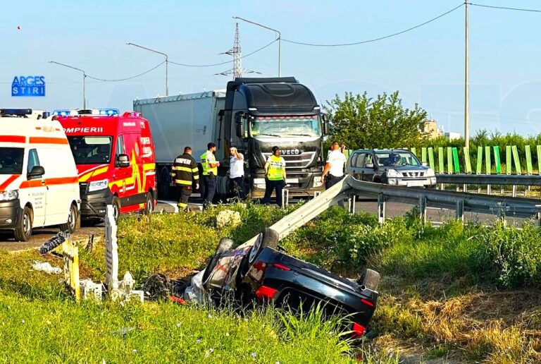 Accident devastator pe Autostrada Soarelui! O persoană a murit și alte trei au fost rănite după impactul dintre două mașini. Unul dintre autoturisme a ajuns cu roțile în afara carosabilului