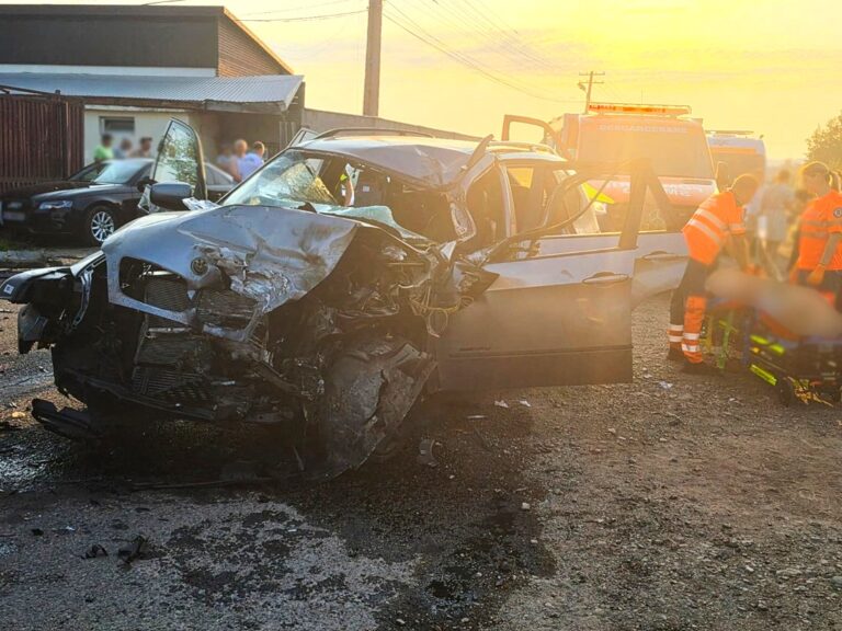 Impact devastator între un autoturism și un camion! Un tânăr de 24 de ani și-a pierdut viața pe loc. Șoferul BMW-ului era beat