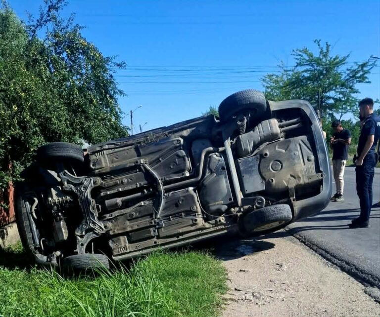 Dâmbovița: Au scăpat cu viață dintr-un accident cumplit! Una dintre mașini s-a răsturnat, iar un șofer a ajuns la spital