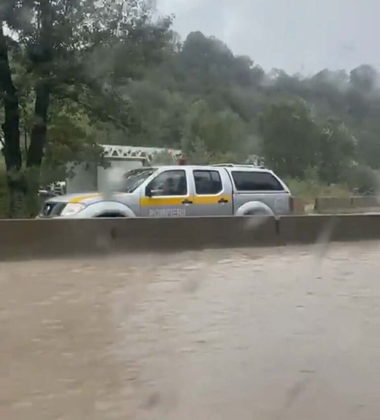 Atenție, șoferi! Haos pe DN 1, în Prahova! Traficul rutier, blocat între Breaza de Jos și Nistorești din cauza inundațiilor puternice