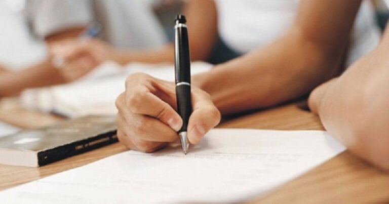 Bătălia pentru definitivat! 141 de profesori din Dâmbovița au susținut proba scrisă