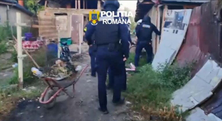 Descinderi de amploare în Dâmbovița. Mascații au luat cu asalt locuințele unor tineri după furtul unei mașini lăsate cu cheia în contact